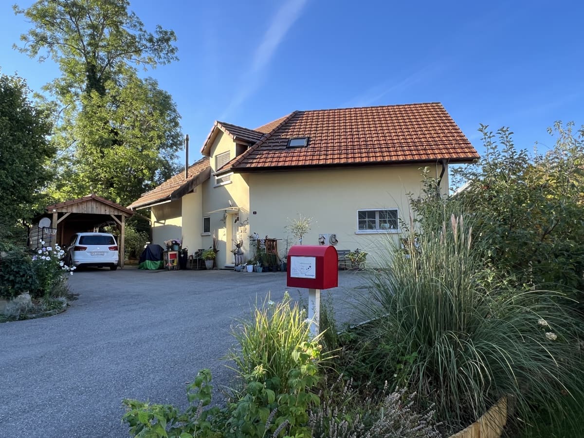 La maison qui abrite le cabinet, avec sa place de parc devant l'entrée